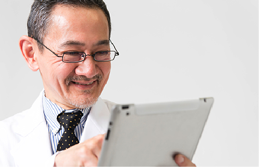 医者さんがタブレットを操作している画像